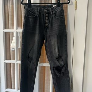 High-waist, straight-legged, black distressed jeans 🖤